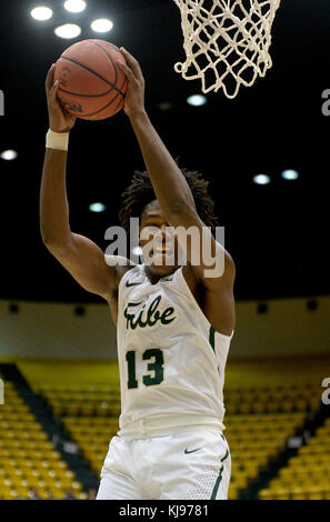 Williamsburg, VA, Stati Uniti d'America. Xxi Nov, 2017. William e Maria avanti NATHAN cavaliere (13) tira giù un rimbalzo contro Shenandoah University nella seconda metà a Kaplan Arena a Williamsburg, Virginia Credit: Chuck Myers/ZUMA filo/Alamy Live News Foto Stock