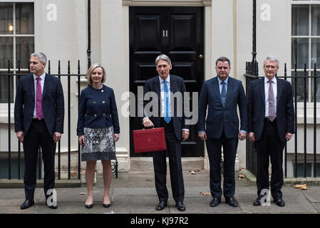 Londra, Regno Unito. Il 22 novembre 2017. Philip Hammond, Cancelliere dello Scacchiere, parte 11 Downing Street con il rosso scatola di spedizione sul suo modo alla House of Commons per consegnare il bilancio d'autunno. Credito: Peter Manning/Alamy Live News Foto Stock