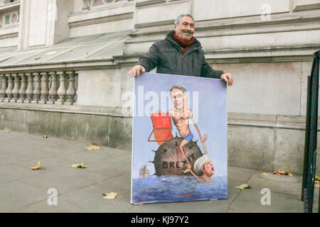 Londra Regno Unito. Il 22 novembre 2017. chansonnier e artista kaya mar sorge al di fuori di Downing street sulla giornata di bilancio con un dipinto di gran cancelliere philip hammond e Theresa Maggio credito: amer ghazzal/alamy live news Foto Stock