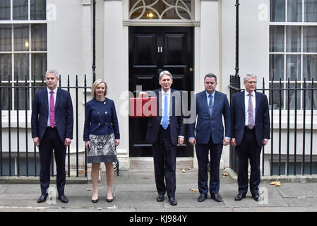 Londra, Regno Unito. Il 22 novembre 2017. Il cancelliere dello scacchiere Philip Hammond, visto con il suo staff, parte numero 11 di Downing Street per consegnare l'autunno bilancio al Parlamento. Credito: Stephen Chung / Alamy Live News Foto Stock