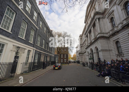 Londra, Regno Unito. 22 nov, 2017. la scena a Downing Street, Londra, pochi minuti prima di philip hammond, il cancelliere dello scacchiere emersa per andare alla House of Commons per consegnare il suo bilancio. photo data: mercoledì 22 novembre, 2017. Credito: roger garfield/alamy live news Foto Stock