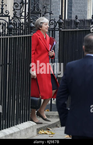 Londra, Regno Unito. 22 nov, 2017. theresa maggio lascia 10 Downing street prima di andare alla House of Commons per ascoltare philip hammond dare il suo bilancio. photo data: mercoledì 22 novembre, 2017. Credito: roger garfield/alamy live news Foto Stock