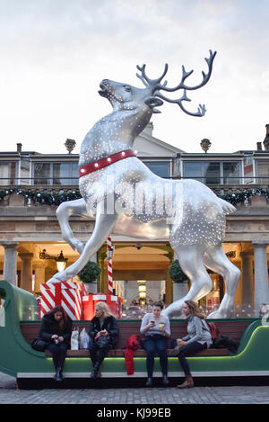 Londra, Regno Unito. Il 22 novembre 2017. Le decorazioni di Natale, le luci e la festa di alberi sono in posizione per la stagione delle feste in Covent Garden. Credito: Stephen Chung / Alamy Live News Foto Stock