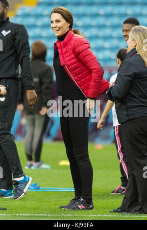 Londra, Londra, Regno Unito. 22 novembre 2017. Catherine, Duchessa di Cambridge, visita l'Aston Villa Football Club per vedere il lavoro del programma Coach Core che si svolge a Birmingham. Crediti: ZUMA Press, Inc./Alamy Live News Foto Stock