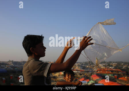 20 novembre 2017 - Cox'S Bazaar, Bangladesh - i ragazzi dei rifugiati Rohingya volano aquiloni sulla cima della collina al campo profughi Balukhali, Ukhiya a Coxsbazar. Credito: M. Mehedi Hasan/ZUMA Wire/Alamy Live News Foto Stock