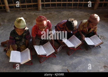 20 novembre 2017 - Cox'S Bazaar, Bangladesh - i bambini Rohingya leggono il Corano nella Moschea del Balukhali Refugee Camp, Ukhiya a Coxsbazar. Credito: M. Mehedi Hasan/ZUMA Wire/Alamy Live News Foto Stock