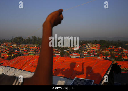 20 novembre 2017 - Cox'S Bazaar, Bangladesh - i ragazzi dei rifugiati Rohingya volano aquiloni sulla cima della collina al campo profughi Balukhali, Ukhiya a Coxsbazar. Credito: M. Mehedi Hasan/ZUMA Wire/Alamy Live News Foto Stock