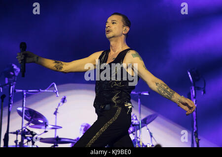Londra, Regno Unito. 22 Novembre, 2017. Dave Gahan dei Depeche Mode esegue all'O2 Arena di Londra, Inghilterra. Credito: Jason Richardson/Alamy Live News Foto Stock
