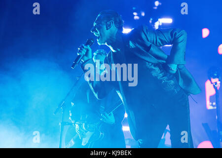 Londra, Regno Unito. 22 Novembre, 2017. Dave Gahan e Martin Gore dei Depeche Mode esegue all'O2 Arena di Londra, Inghilterra. Credito: Jason Richardson/Alamy Live News Foto Stock