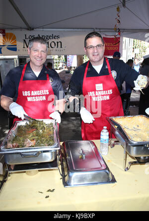 Los Angeles, California, Stati Uniti. 22nd novembre 2017. Lapd, Al Los Angeles Mission Thanksgiving Meal Per I Senzatetto Alla Los Angeles Mission Di Los Angeles, California, Il 22 Novembre 2017. Credit: Mediapunch Inc/Alamy Live News Foto Stock
