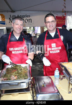 Los Angeles, California, Stati Uniti. 22nd novembre 2017. Lapd, Al Los Angeles Mission Thanksgiving Meal Per I Senzatetto Alla Los Angeles Mission Di Los Angeles, California, Il 22 Novembre 2017. Credit: Mediapunch Inc/Alamy Live News Foto Stock