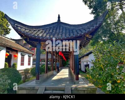 Yueyang, yueyang, Cina. 22 nov, 2017. yueyang tower è un antica torre cinese nel yueyang, centrale provincia cinese di Hunan, sulla riva del lago dongting. Accanto al padiglione del principe teng e Yellow Crane Tower, è una delle tre grandi torri di jiangnan. Credito: sipa asia/zuma filo/alamy live news Foto Stock