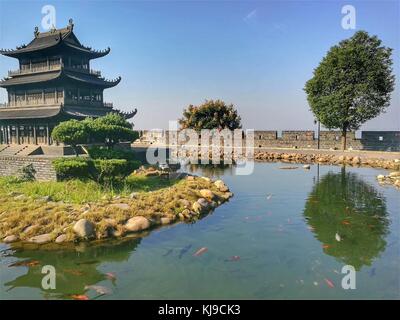 Yueyang, yueyang, Cina. 22 nov, 2017. yueyang tower è un antica torre cinese nel yueyang, centrale provincia cinese di Hunan, sulla riva del lago dongting. Accanto al padiglione del principe teng e Yellow Crane Tower, è una delle tre grandi torri di jiangnan. Credito: sipa asia/zuma filo/alamy live news Foto Stock