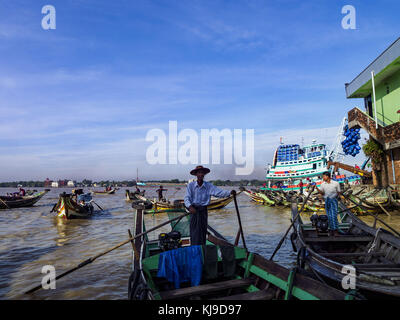 Yangon, regione di Yangon, Myanmar. 23 nov, 2017. taxi sul fiume al san al contrario PYA il mercato del pesce pier. san al contrario PYA il mercato del pesce è uno dei più grandi mercati del pesce in Yangon. Si tratta di una 24 Ore di mercato, ma più trafficati di mattina presto. La maggior parte dei pesci nel mercato è selvaggio catturato ma l'acquicoltura è in espansione in Myanmar e di allevamento più pesci di acqua dolce viene venduto adesso che in passato. Credito: jack kurtz/zuma filo/alamy live news Foto Stock