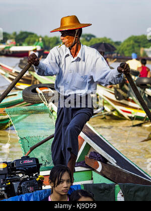 Yangon, regione di Yangon, Myanmar. 23 nov, 2017. Un barcaiolo con un cheroot birmano nella sua bocca porta la sua acqua taxi nella san al contrario PYA il mercato del pesce pier. san al contrario PYA il mercato del pesce è uno dei più grandi mercati del pesce in Yangon. Si tratta di una 24 Ore di mercato, ma più trafficati di mattina presto. La maggior parte dei pesci nel mercato è selvaggio catturato ma l'acquicoltura è in espansione in Myanmar e di allevamento più pesci di acqua dolce viene venduto adesso che in passato. Credito: jack kurtz/zuma filo/alamy live news Foto Stock