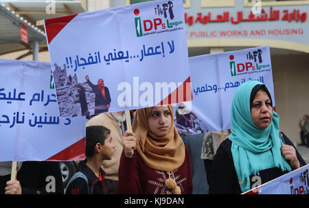 23 novembre 2017 - Gaza, striscia di Gaza, territorio palestinese - i palestinesi residenti della torre italiana hanno stenduto bandiere durante una protesta che chiede di ricostruire le loro case distrutte durante la guerra di 50 giorni tra Israele e i militanti di Hamas nell'estate del 2014, nella città di Gaza il 23 novembre, 2017 (immagine di credito: © Mohammed Dahman/APA Images via ZUMA Wire) Foto Stock