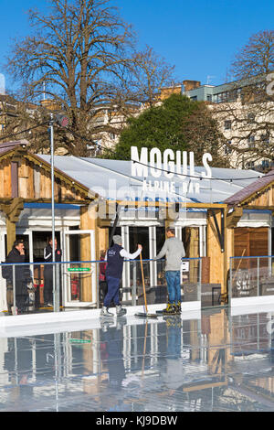 Bournemouth Dorset, Regno Unito. 23 Nov, 2017. Regno Unito: meteo sole splende come lavoratori chiaro l'acqua dell'esterno Ice Rink di pattino in Giardini inferiori di Bournemouth. Credito: Carolyn Jenkins/Alamy Live News Foto Stock