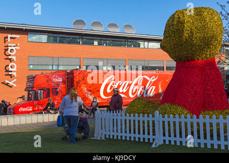 Bournemouth, Dorset, Regno Unito. 23 Nov 2017. Il camion Coca Cola di Natale arriva al Triangolo a Bournemouth, come parte delle sue vacanze sono in arrivo campagna di Natale festoso tour in visita luoghi in tutto il paese. Credit: Carolyn Jenkins/Alamy Live News Foto Stock