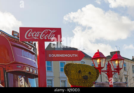 Bournemouth, Dorset, Regno Unito. 23 Nov 2017. Il camion Coca Cola di Natale arriva al Triangolo a Bournemouth, come parte delle sue vacanze sono in arrivo campagna di Natale festoso tour in visita luoghi in tutto il paese. Credit: Carolyn Jenkins/Alamy Live News Foto Stock