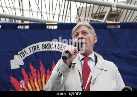 Edimburgo, Regno Unito. 23 Nov 2017. Il leader laburista scozzese Richard Leonard si rivolge ai membri dell'Unione delle Vigili del fuoco al di fuori del Parlamento scozzese a Holyrood a Edimburgo. L'Unione protestava per i tagli e le condizioni di lavoro. Credit: Iain Masterton/Alamy Live News Foto Stock