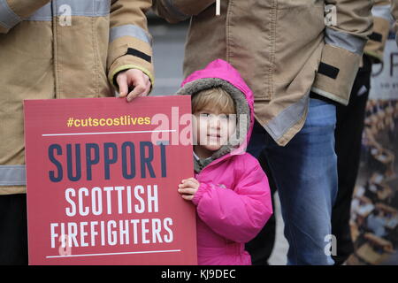 Edimburgo, Regno Unito. 23 Nov 2017. Il leader laburista scozzese Richard Leonard si rivolge ai membri dell'Unione delle Vigili del fuoco al di fuori del Parlamento scozzese a Holyrood a Edimburgo. L'Unione protestava per i tagli e le condizioni di lavoro. Credit: Iain Masterton/Alamy Live News Foto Stock