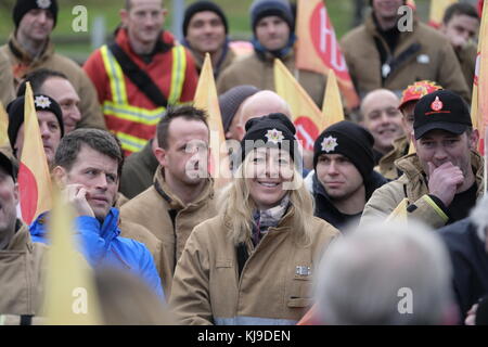 Edimburgo, Regno Unito. 23 Nov 2017. Il leader laburista scozzese Richard Leonard si rivolge ai membri dell'Unione delle Vigili del fuoco al di fuori del Parlamento scozzese a Holyrood a Edimburgo. L'Unione protestava per i tagli e le condizioni di lavoro. Credit: Iain Masterton/Alamy Live News Foto Stock