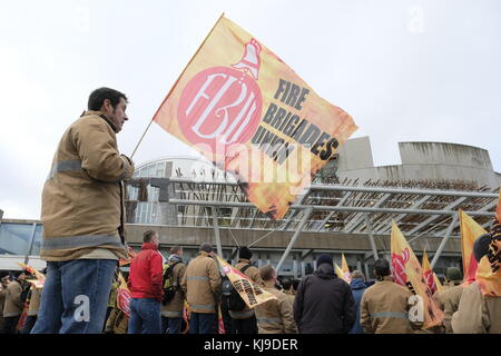 Edimburgo, Regno Unito. 23 Nov 2017. Il leader laburista scozzese Richard Leonard si rivolge ai membri dell'Unione delle Vigili del fuoco al di fuori del Parlamento scozzese a Holyrood a Edimburgo. L'Unione protestava per i tagli e le condizioni di lavoro. Credit: Iain Masterton/Alamy Live News Foto Stock