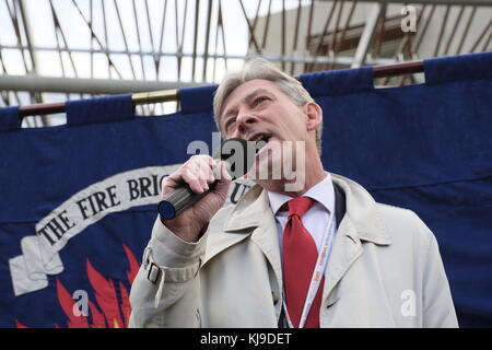 Edimburgo, Regno Unito. 23 Nov 2017. Il leader laburista scozzese Richard Leonard si rivolge ai membri dell'Unione delle Vigili del fuoco al di fuori del Parlamento scozzese a Holyrood a Edimburgo. L'Unione protestava per i tagli e le condizioni di lavoro. Credit: Iain Masterton/Alamy Live News Foto Stock