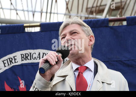 Edimburgo, Regno Unito. 23 Nov 2017. Il leader laburista scozzese Richard Leonard si rivolge ai membri dell'Unione delle Vigili del fuoco al di fuori del Parlamento scozzese a Holyrood a Edimburgo. L'Unione protestava per i tagli e le condizioni di lavoro. Credit: Iain Masterton/Alamy Live News Foto Stock