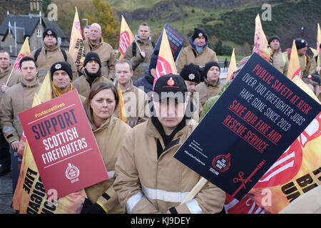 Edimburgo, Regno Unito. 23 Nov 2017. Il leader laburista scozzese Richard Leonard si rivolge ai membri dell'Unione delle Vigili del fuoco al di fuori del Parlamento scozzese a Holyrood a Edimburgo. L'Unione protestava per i tagli e le condizioni di lavoro. Credit: Iain Masterton/Alamy Live News Foto Stock