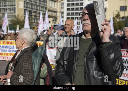 Atene, Grecia. 23 novembre 2017. I pensionati marciano al Ministero della salute e della solidarietà sociale urlando slogan contro l'austerità e i tagli alla sicurezza sociale. I sindacati dei pensionati sono scesi in piazza per protestare contro i tagli alle pensioni e le politiche fiscali, poiché hanno visto il loro reddito diminuire più volte da quando la Grecia è entrata negli accordi di salvataggio con il FMI e l'Unione europea nel 2010. Crediti: Nikolas Georgiou/ZUMA Wire/Alamy Live News Foto Stock