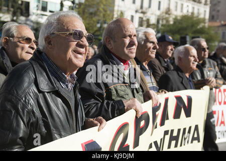 Atene, Grecia. 23 novembre 2017. I pensionati marciano al Ministero della salute e della solidarietà sociale urlando slogan contro l'austerità e i tagli alla sicurezza sociale. I sindacati dei pensionati sono scesi in piazza per protestare contro i tagli alle pensioni e le politiche fiscali, poiché hanno visto il loro reddito diminuire più volte da quando la Grecia è entrata negli accordi di salvataggio con il FMI e l'Unione europea nel 2010. Crediti: Nikolas Georgiou/ZUMA Wire/Alamy Live News Foto Stock