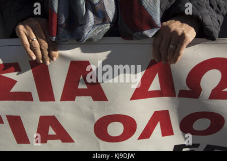 Atene, Grecia. 23 novembre 2017. I pensionati marciano al Ministero della salute e della solidarietà sociale urlando slogan contro l'austerità e i tagli alla sicurezza sociale. I sindacati dei pensionati sono scesi in piazza per protestare contro i tagli alle pensioni e le politiche fiscali, poiché hanno visto il loro reddito diminuire più volte da quando la Grecia è entrata negli accordi di salvataggio con il FMI e l'Unione europea nel 2010. Crediti: Nikolas Georgiou/ZUMA Wire/Alamy Live News Foto Stock