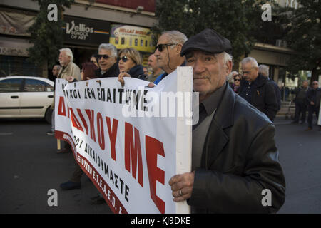 Atene, Grecia. 23 novembre 2017. I pensionati marciano al Ministero della salute e della solidarietà sociale urlando slogan contro l'austerità e i tagli alla sicurezza sociale. I sindacati dei pensionati sono scesi in piazza per protestare contro i tagli alle pensioni e le politiche fiscali, poiché hanno visto il loro reddito diminuire più volte da quando la Grecia è entrata negli accordi di salvataggio con il FMI e l'Unione europea nel 2010. Crediti: Nikolas Georgiou/ZUMA Wire/Alamy Live News Foto Stock