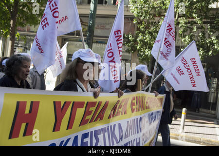 Atene, Grecia. 23 novembre 2017. I pensionati marciano al Ministero della salute e della solidarietà sociale urlando slogan contro l'austerità e i tagli alla sicurezza sociale. I sindacati dei pensionati sono scesi in piazza per protestare contro i tagli alle pensioni e le politiche fiscali, poiché hanno visto il loro reddito diminuire più volte da quando la Grecia è entrata negli accordi di salvataggio con il FMI e l'Unione europea nel 2010. Crediti: Nikolas Georgiou/ZUMA Wire/Alamy Live News Foto Stock