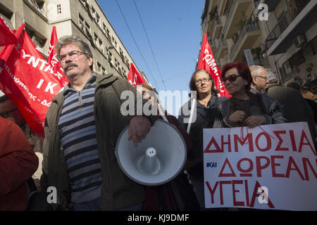 Atene, Grecia. 23 novembre 2017. I pensionati marciano al Ministero della salute e della solidarietà sociale urlando slogan contro l'austerità e i tagli alla sicurezza sociale. I sindacati dei pensionati sono scesi in piazza per protestare contro i tagli alle pensioni e le politiche fiscali, poiché hanno visto il loro reddito diminuire più volte da quando la Grecia è entrata negli accordi di salvataggio con il FMI e l'Unione europea nel 2010. Crediti: Nikolas Georgiou/ZUMA Wire/Alamy Live News Foto Stock