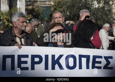 Atene, Grecia. 23 nov, 2017. i pensionati marzo al ministero della sanità e della solidarietà sociale gridando slogan contro di austerità e tagli alla sicurezza sociale. i pensionati dei sindacati sono scesi in piazza per protestare su pension tagli e politiche fiscali che hanno visto il loro reddito riduco più volte dal momento che la Grecia è entrato il bailout le trattative con il Fondo monetario internazionale e l'Unione europea nel 2010. Credito: nikolas georgiou/zuma filo/alamy live news Foto Stock