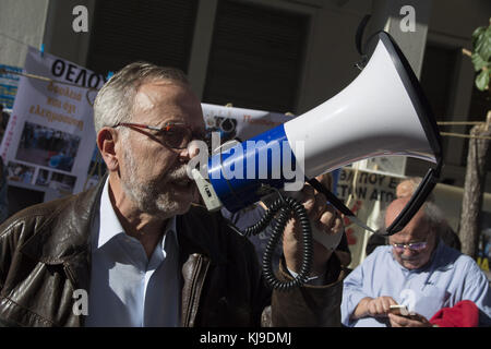 Atene, Grecia. 23 nov, 2017. i pensionati marzo al ministero della sanità e della solidarietà sociale gridando slogan contro di austerità e tagli alla sicurezza sociale. i pensionati dei sindacati sono scesi in piazza per protestare su pension tagli e politiche fiscali che hanno visto il loro reddito riduco più volte dal momento che la Grecia è entrato il bailout le trattative con il Fondo monetario internazionale e l'Unione europea nel 2010. Credito: nikolas georgiou/zuma filo/alamy live news Foto Stock