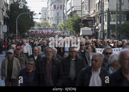 Atene, Grecia. 23 nov, 2017. i pensionati marzo al ministero della sanità e della solidarietà sociale gridando slogan contro di austerità e tagli alla sicurezza sociale. i pensionati dei sindacati sono scesi in piazza per protestare su pension tagli e politiche fiscali che hanno visto il loro reddito riduco più volte dal momento che la Grecia è entrato il bailout le trattative con il Fondo monetario internazionale e l'Unione europea nel 2010. Credito: nikolas georgiou/zuma filo/alamy live news Foto Stock