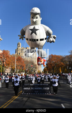 New York, Stati Uniti. 23rd novembre 2017. Harold La mongolfiera del giocatore di baseball galleggia lungo Central Park West durante la 91st Parata annuale del giorno del Ringraziamento di Macy il 22 novembre 2017 a New York City. Credito: Erik Pendzich/Alamy Live News Foto Stock