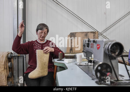Dicembre 14, 2016 - syktyvkar, Repubblica di Komi, Russia - lana gli scarponi sono decorate con il workshop di cucitura..la produzione delle tradizionali calzature russo di lana a lana vylgort fabbrica calzature. La lana vylgort fabbrica di calzature è stata la produzione di calzature per oltre 75 anni. (Credito immagine: © sergey parshukov/sopa via zuma filo) Foto Stock