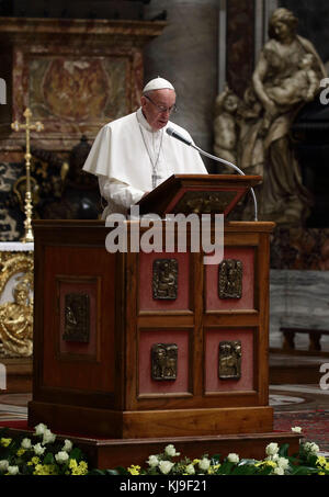 Roma, Italia. 23 nov, 2017. papa Francesco durante la celebrazione di preghiera per la pace nel sud Sudan e Repubblica democratica del Congo nella basilica di San Pietro in Vaticano credito: evandro inetti/zuma filo/alamy live news Foto Stock