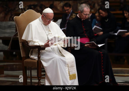 Roma, Italia. 23 nov, 2017. papa Francesco durante la celebrazione di preghiera per la pace nel sud Sudan e Repubblica democratica del Congo nella basilica di San Pietro in Vaticano credito: evandro inetti/zuma filo/alamy live news Foto Stock