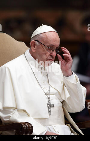 Roma, Italia. 23 nov, 2017. papa Francesco durante la celebrazione di preghiera per la pace nel sud Sudan e Repubblica democratica del Congo nella basilica di San Pietro in Vaticano credito: evandro inetti/zuma filo/alamy live news Foto Stock