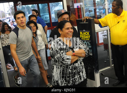 Orlando, Stati Uniti d'America. 23 nov, 2017. agli acquirenti di entrare in un negozio best buy in Orlando, Florida quando le porte aperte al 5:00 p.m. il giorno del ringraziamento sera come venerdì nero vendita inizia in anticipo di un giorno il 23 novembre 2017. Credito: Paul Hennessy/alamy live news Foto Stock