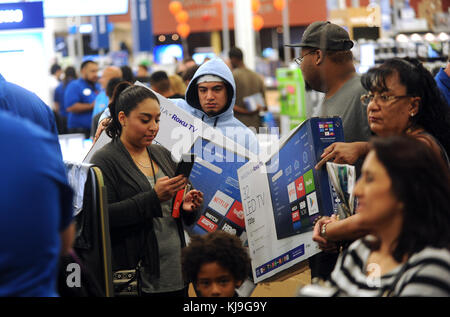 Orlando, Stati Uniti d'America. 23 nov, 2017. Gli amanti dello shopping sono visti presso un negozio best buy in Orlando, Florida il ringraziamento sera come venerdì nero vendita inizia in anticipo di un giorno il 23 novembre 2017. Credito: Paul Hennessy/alamy live news Foto Stock