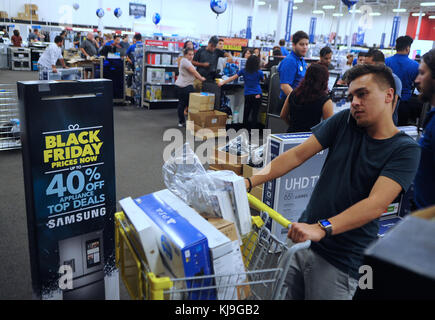 Orlando, Stati Uniti d'America. 23 nov, 2017. Gli amanti dello shopping sono visti presso un negozio best buy in Orlando, Florida il ringraziamento sera come venerdì nero vendita inizia in anticipo di un giorno il 23 novembre 2017. Credito: Paul Hennessy/alamy live news Foto Stock