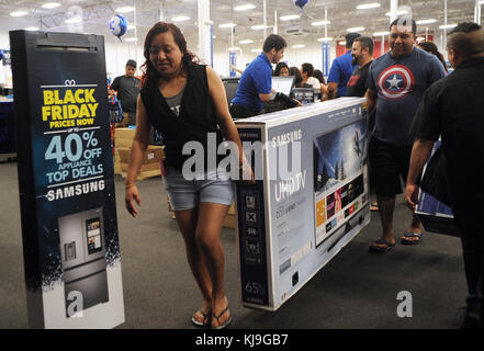 Orlando, Stati Uniti d'America. 23 nov, 2017. Gli amanti dello shopping sono visti presso un negozio best buy in Orlando, Florida il ringraziamento sera come venerdì nero vendita inizia in anticipo di un giorno il 23 novembre 2017. Credito: Paul Hennessy/alamy live news Foto Stock