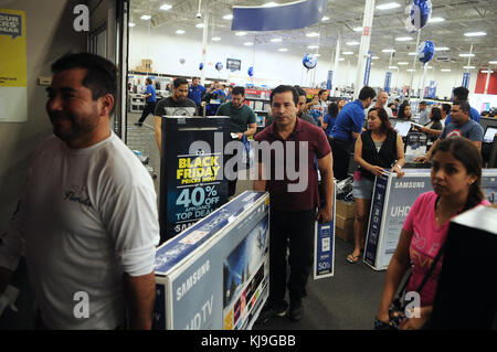 Orlando, Stati Uniti. 23rd Nov 2017. Gli acquirenti vengono visti in un negozio Best Buy di Orlando, Florida, la sera del Ringraziamento, mentre le vendite del Black Friday iniziano il giorno prima del 23 novembre 2017. Credit: Paul Hennessy/Alamy Live News Foto Stock