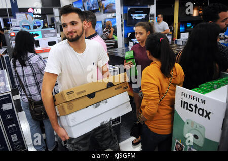 Orlando, Stati Uniti d'America. 23 nov, 2017. Gli amanti dello shopping sono visti presso un negozio best buy in Orlando, Florida il ringraziamento sera come venerdì nero vendita inizia in anticipo di un giorno il 23 novembre 2017. Credito: Paul Hennessy/alamy live news Foto Stock